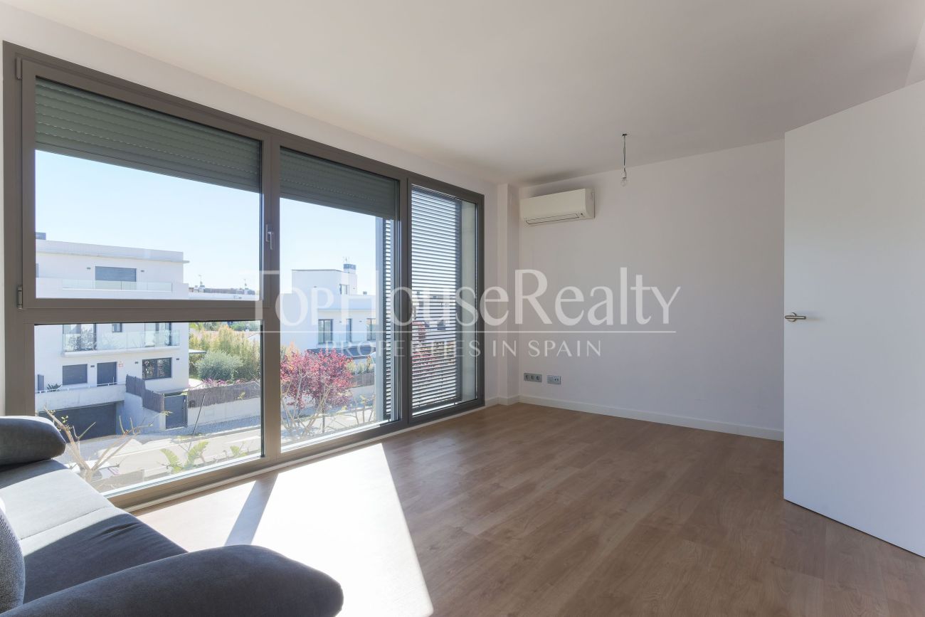 Таунхаус в El Vinyet, Ситжес — сад, свет и 5 минут до моря