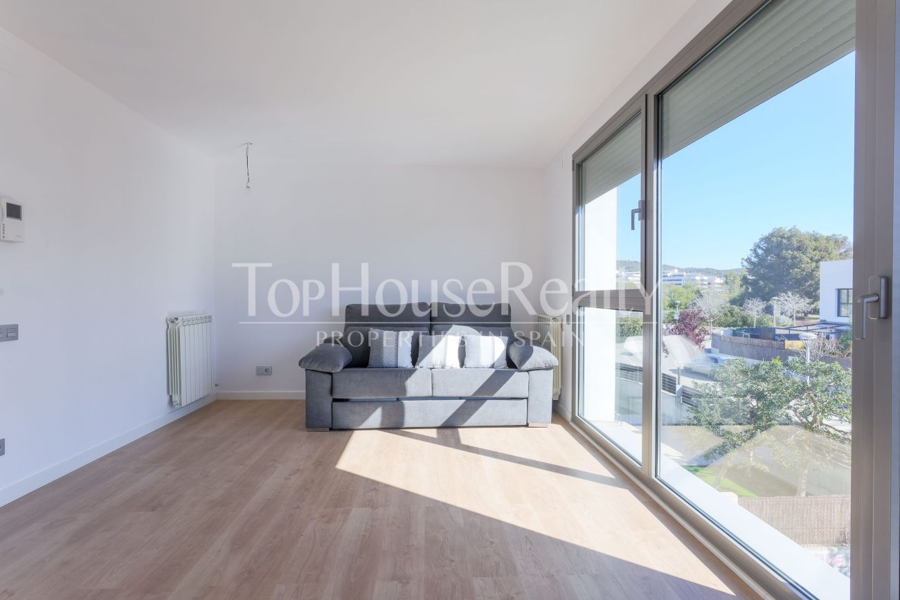 Таунхаус в El Vinyet, Ситжес — сад, свет и 5 минут до моря