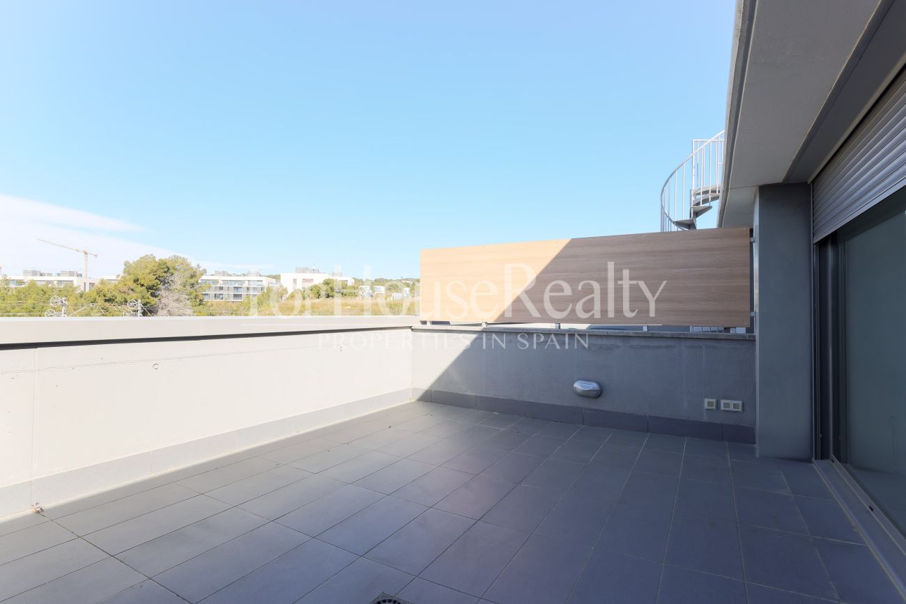 Таунхаус в El Vinyet, Ситжес — сад, свет и 5 минут до моря