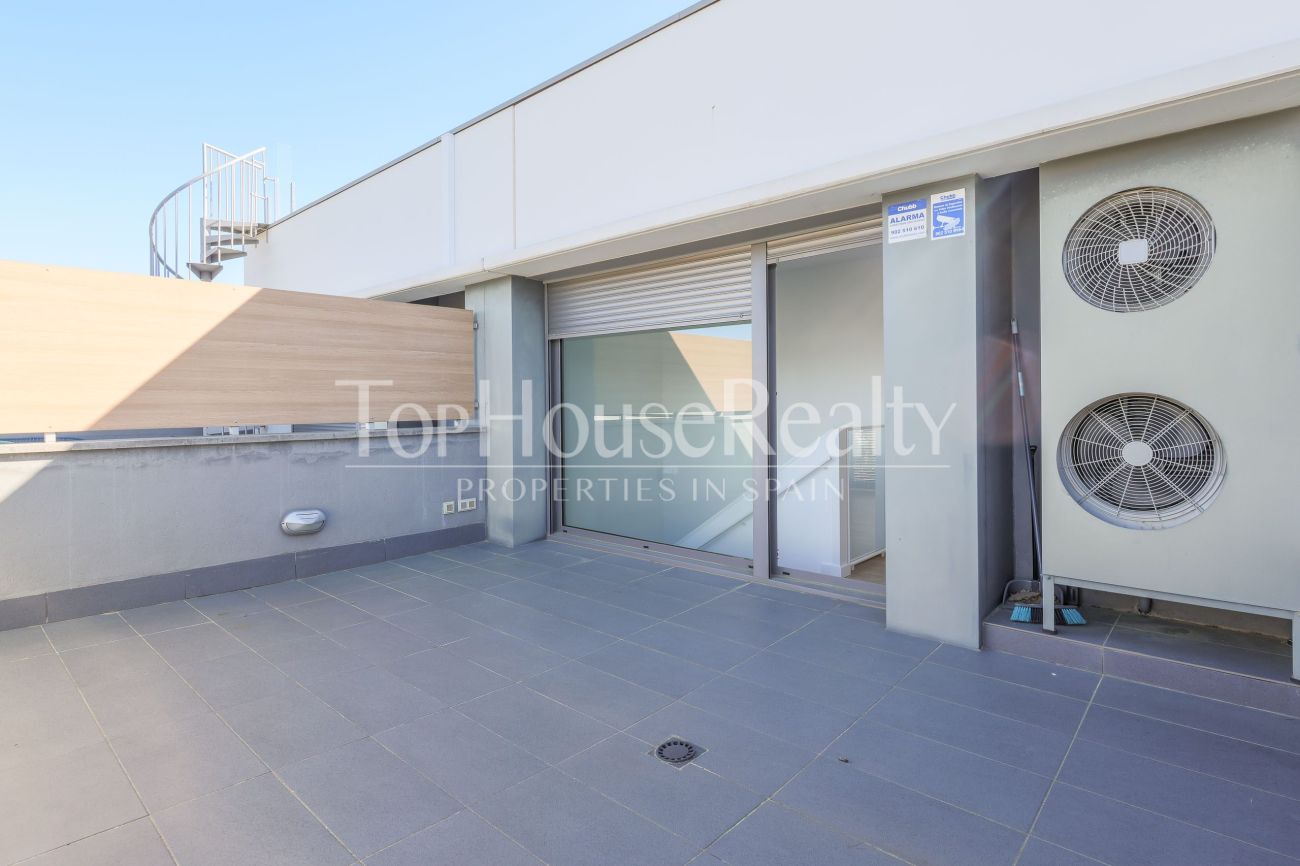 Таунхаус в El Vinyet, Ситжес — сад, свет и 5 минут до моря