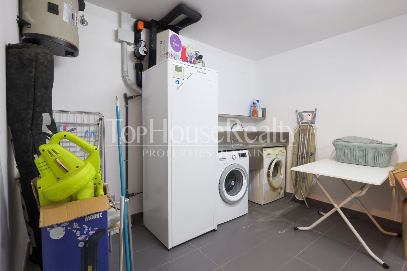 Таунхаус в El Vinyet, Ситжес — сад, свет и 5 минут до моря