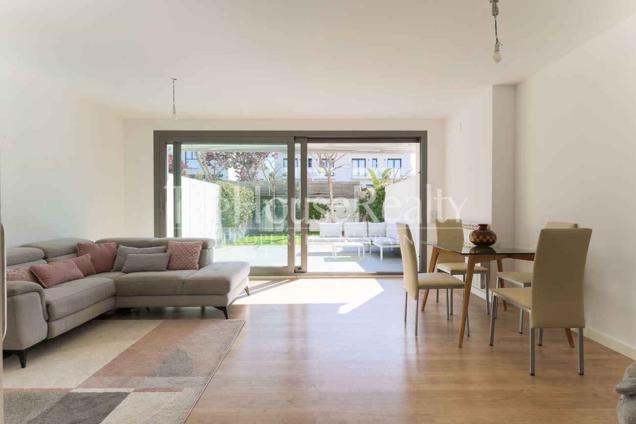 Таунхаус в El Vinyet, Ситжес — сад, свет и 5 минут до моря