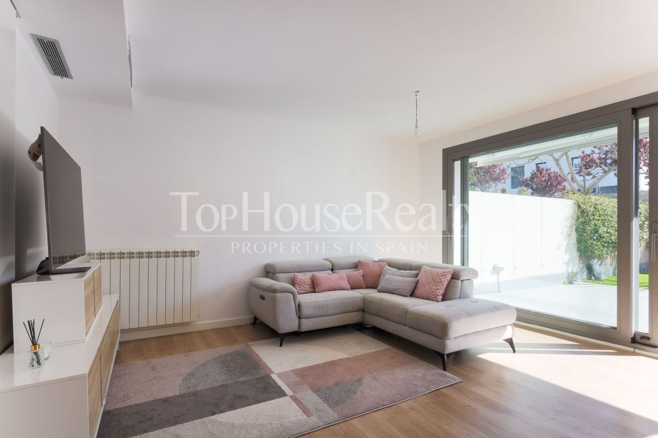 Таунхаус в El Vinyet, Ситжес — сад, свет и 5 минут до моря