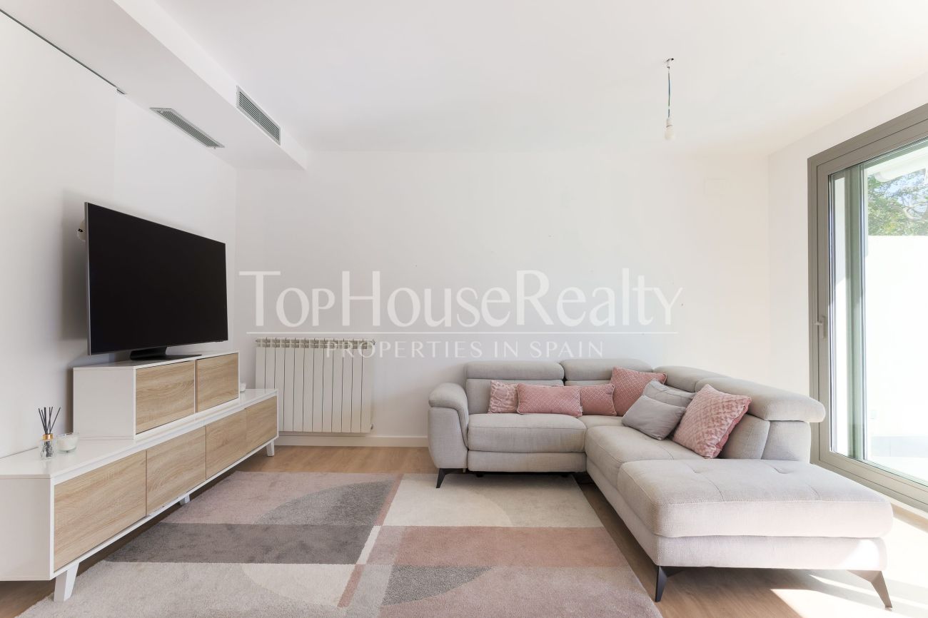 Таунхаус в El Vinyet, Ситжес — сад, свет и 5 минут до моря