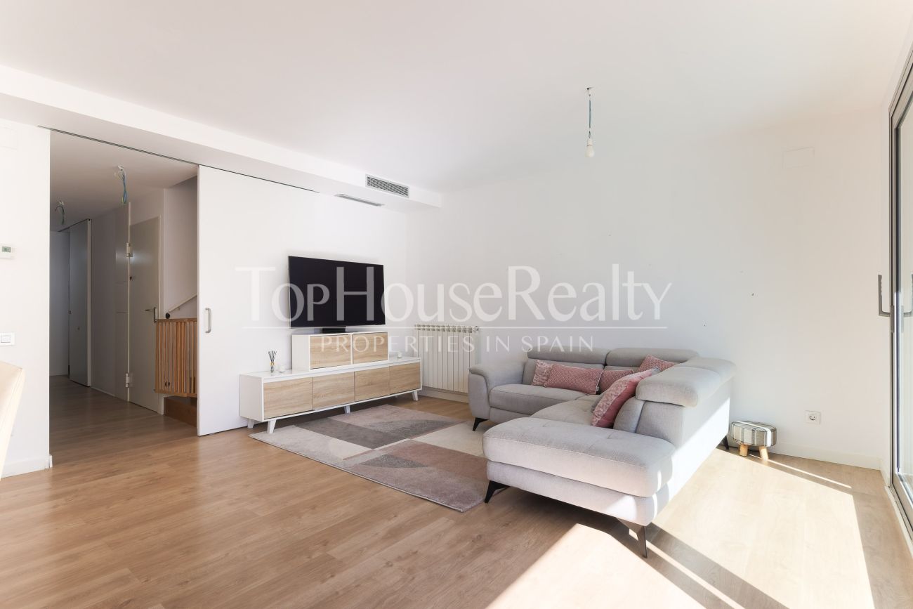 Таунхаус в El Vinyet, Ситжес — сад, свет и 5 минут до моря