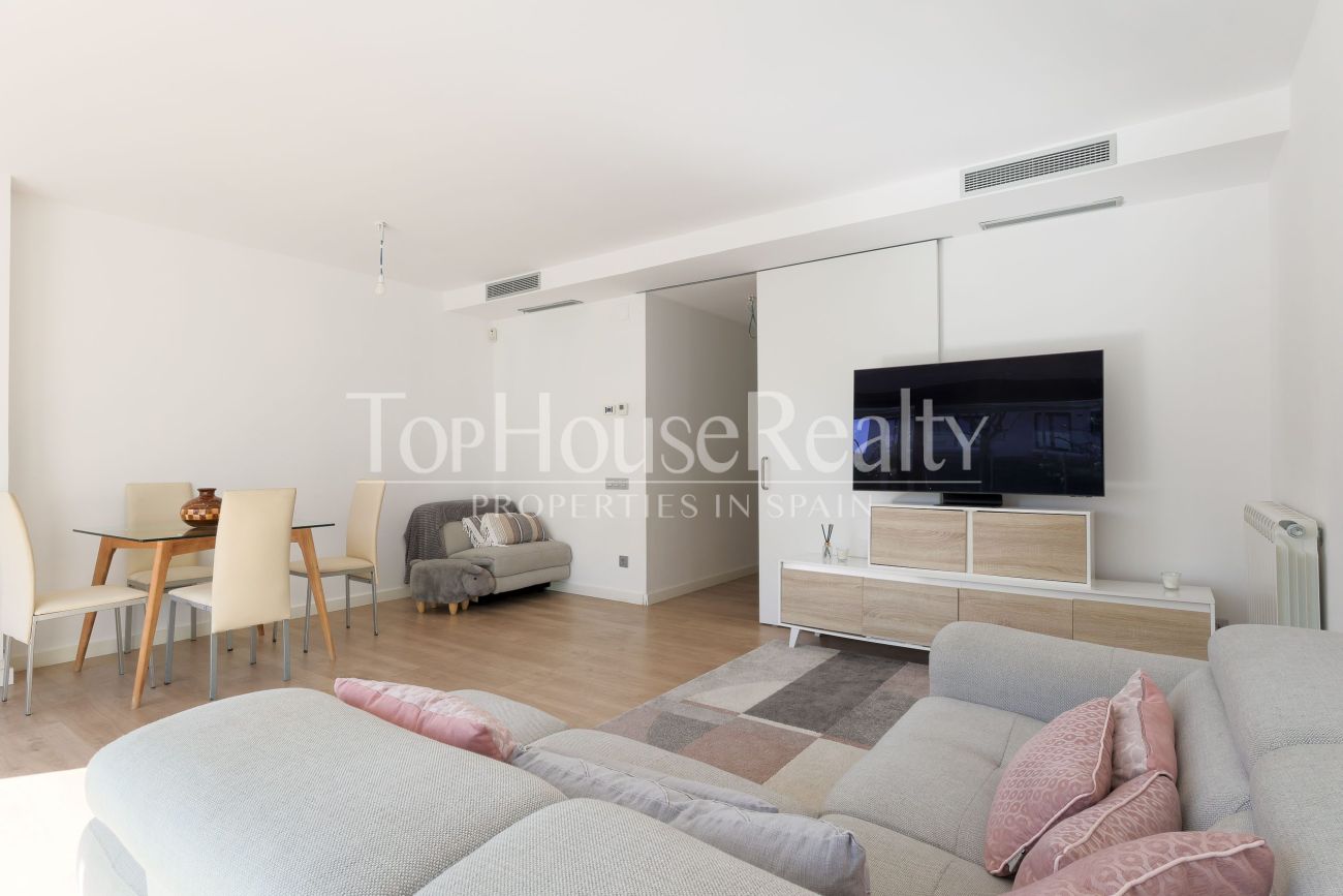 Таунхаус в El Vinyet, Ситжес — сад, свет и 5 минут до моря