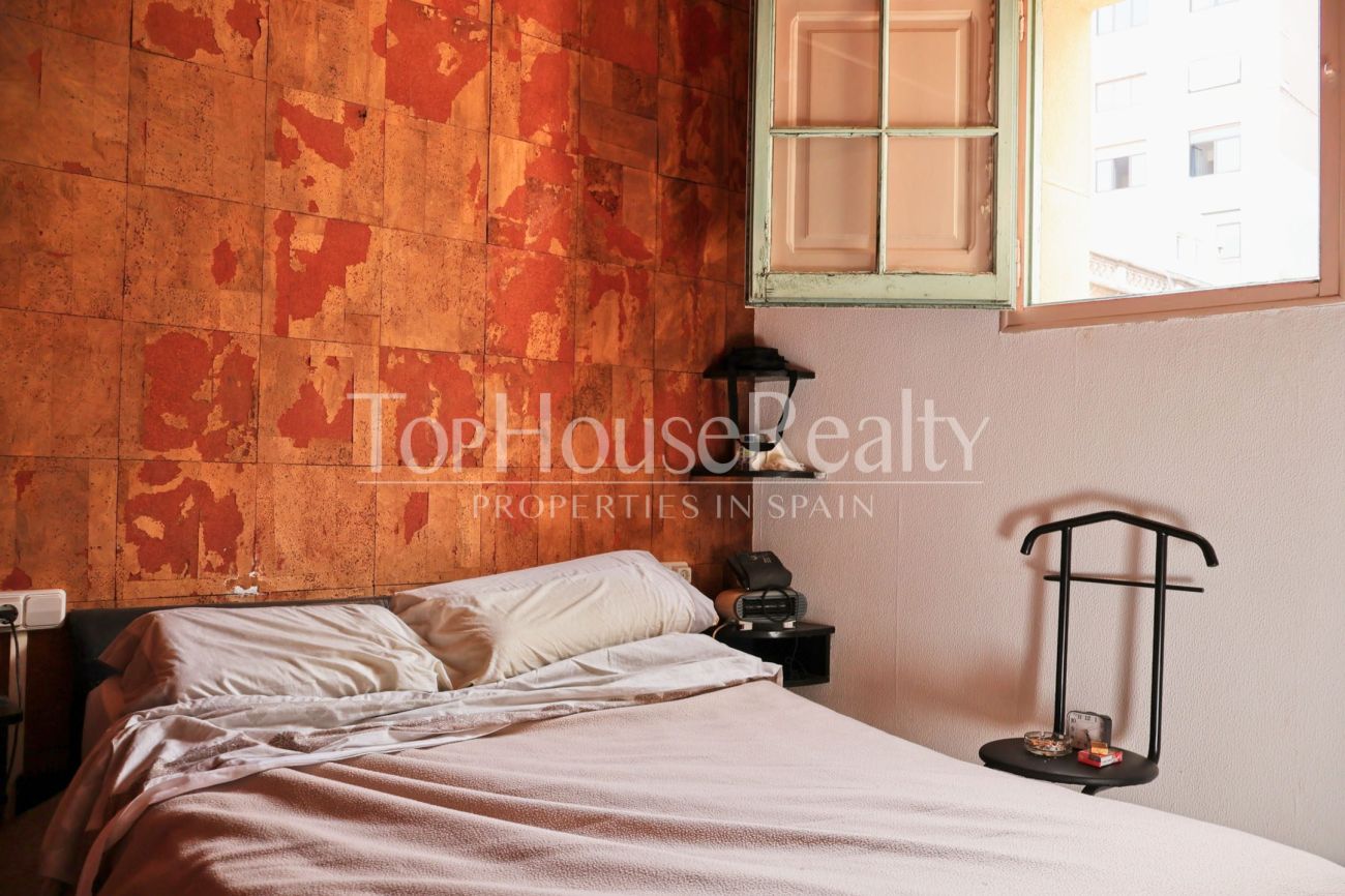 Квартира в Готическом квартале Барселоны — историческое здание и вид на церковь