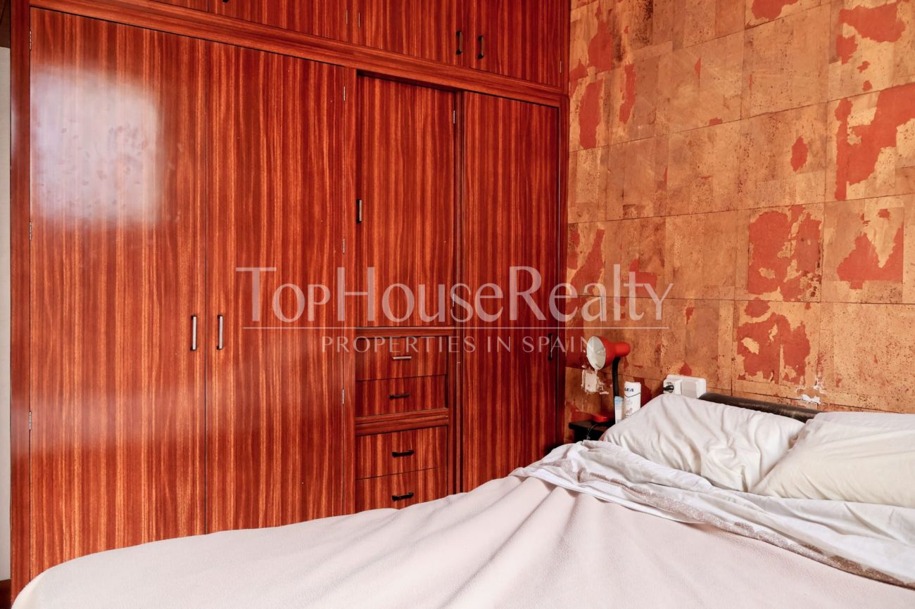 Квартира в Готическом квартале Барселоны — историческое здание и вид на церковь