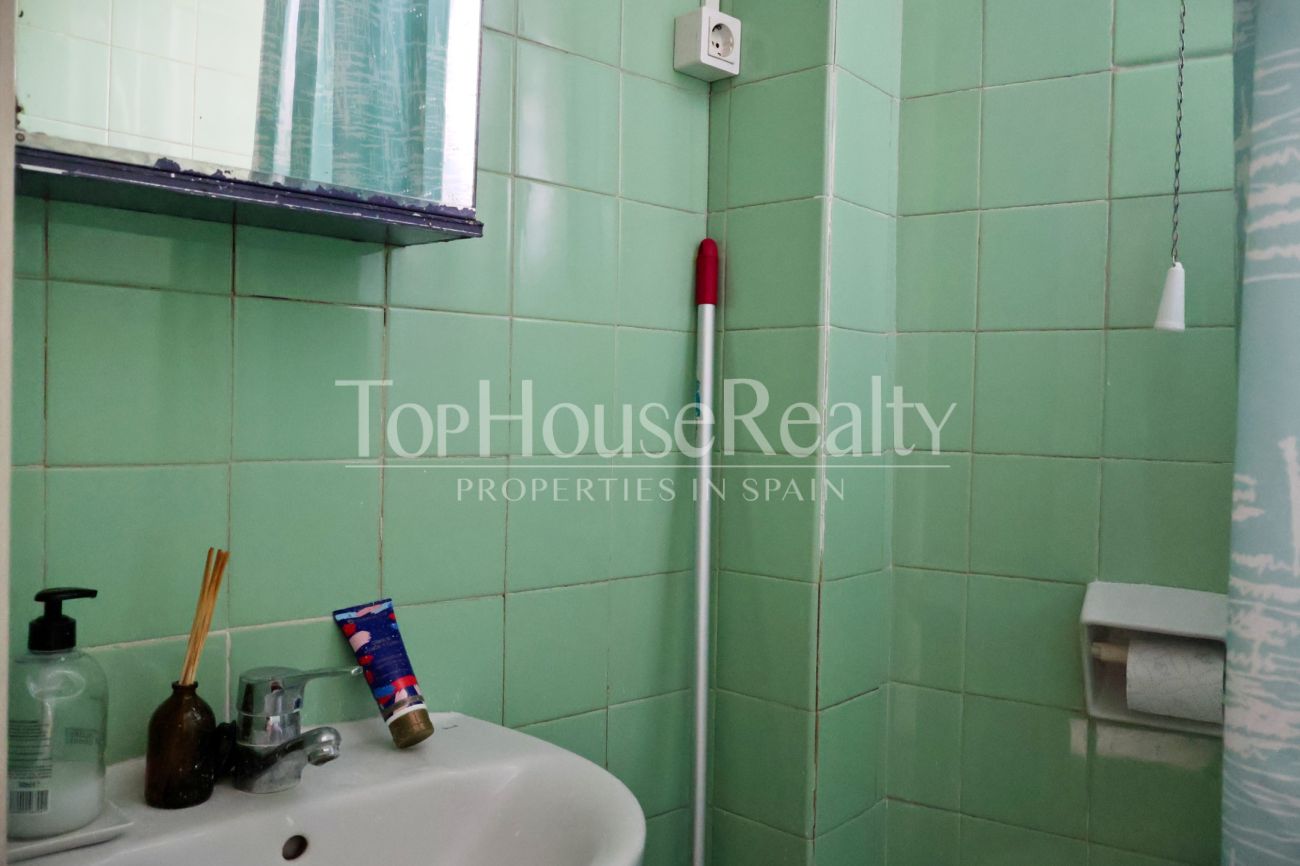 Квартира в Готическом квартале Барселоны — историческое здание и вид на церковь