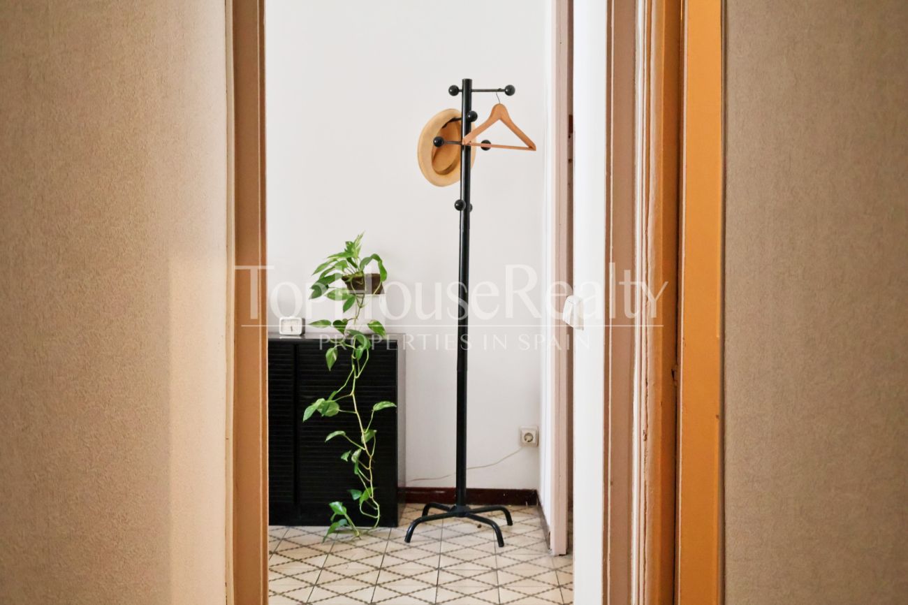 Квартира в Готическом квартале Барселоны — историческое здание и вид на церковь