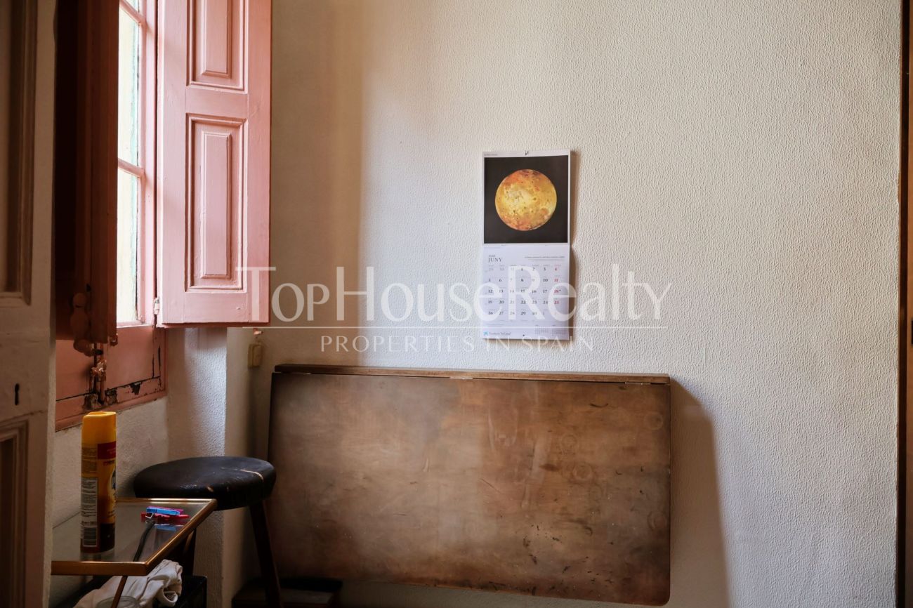 Квартира в Готическом квартале Барселоны — историческое здание и вид на церковь