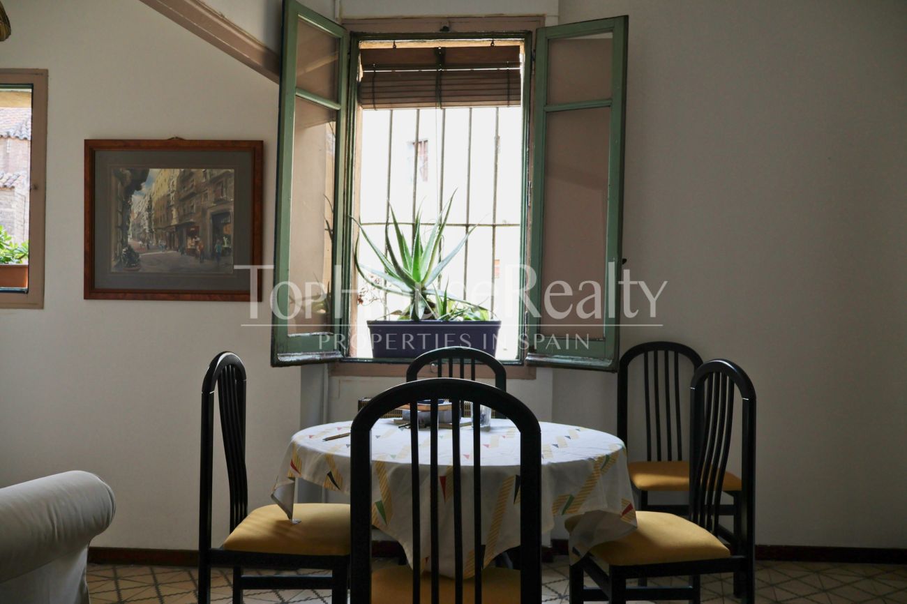 Квартира в Готическом квартале Барселоны — историческое здание и вид на церковь