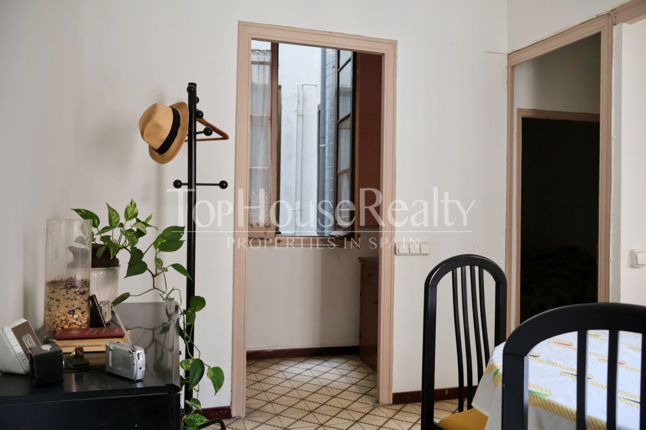 Квартира в Готическом квартале Барселоны — историческое здание и вид на церковь