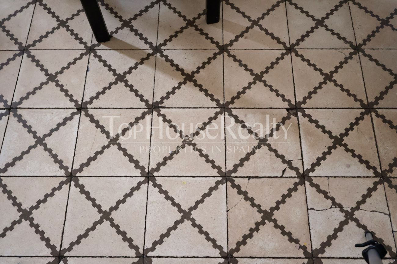 Квартира в Готическом квартале Барселоны — историческое здание и вид на церковь