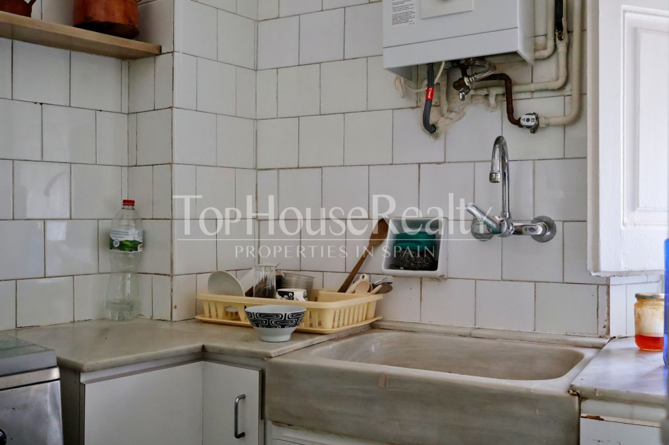 Квартира в Готическом квартале Барселоны — историческое здание и вид на церковь