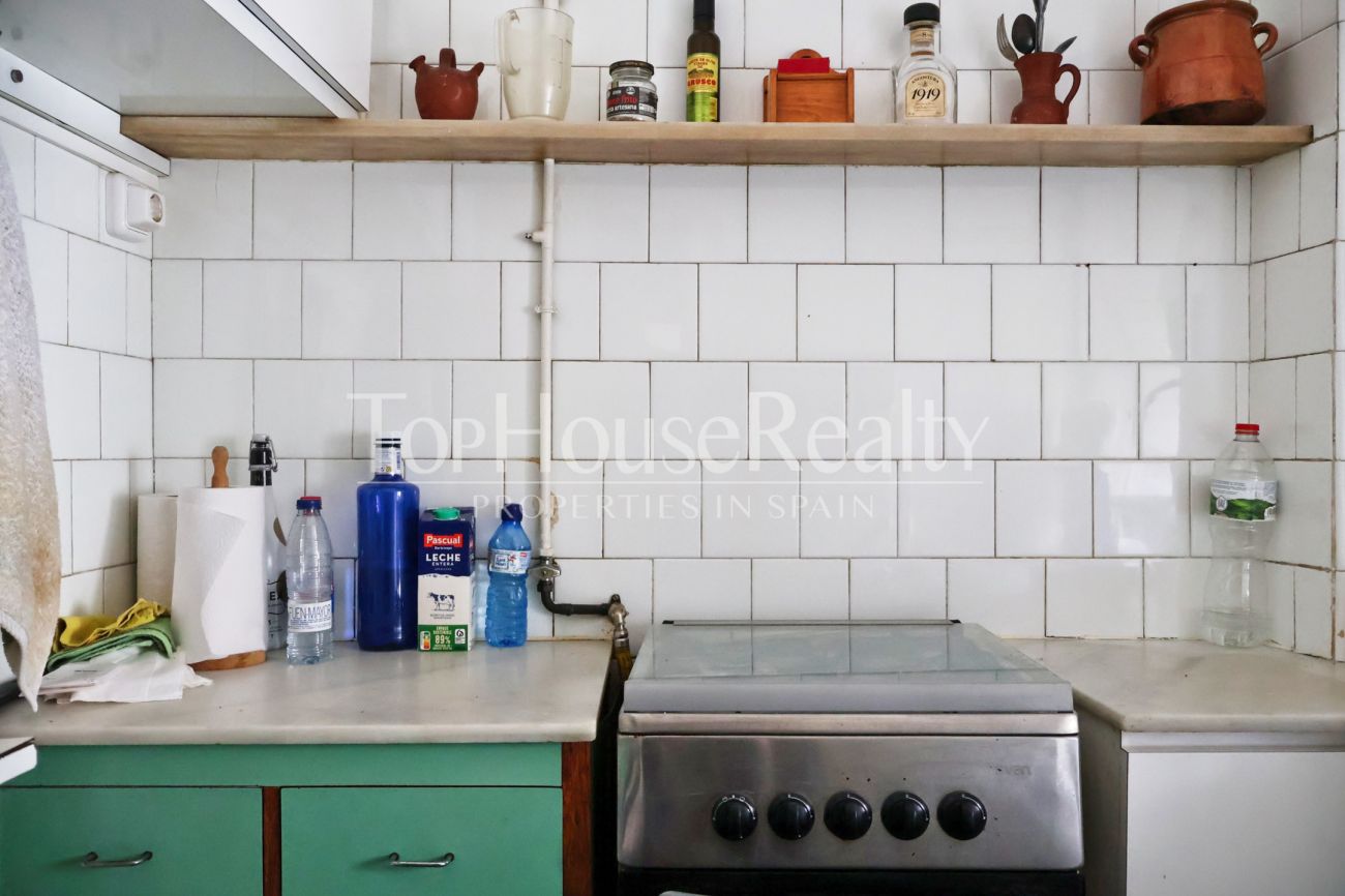 Квартира в Готическом квартале Барселоны — историческое здание и вид на церковь