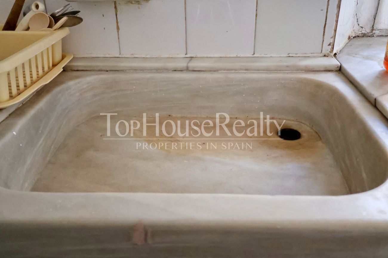 Квартира в Готическом квартале Барселоны — историческое здание и вид на церковь