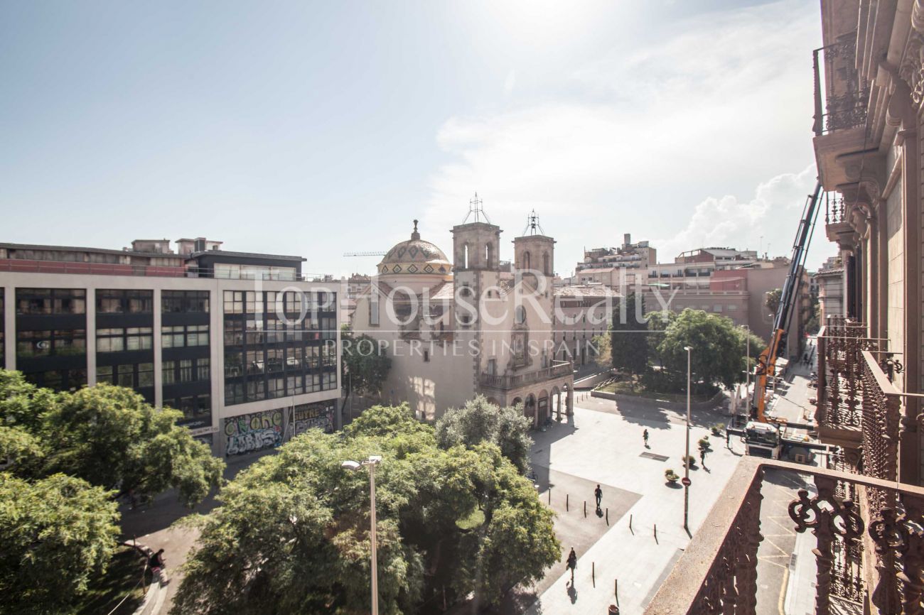 Эффектная квартира в величественном здании в самом центре Барселоны
