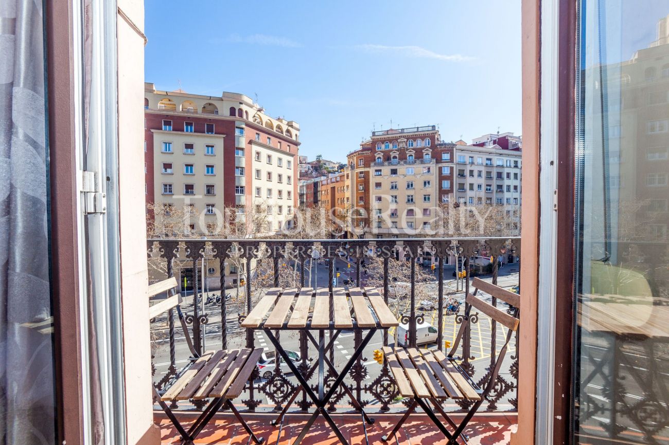 Роскошная Квартира с Балконами на Площади Испании: Идеальная Инвестиционная Возможность в Сердце Барселоны