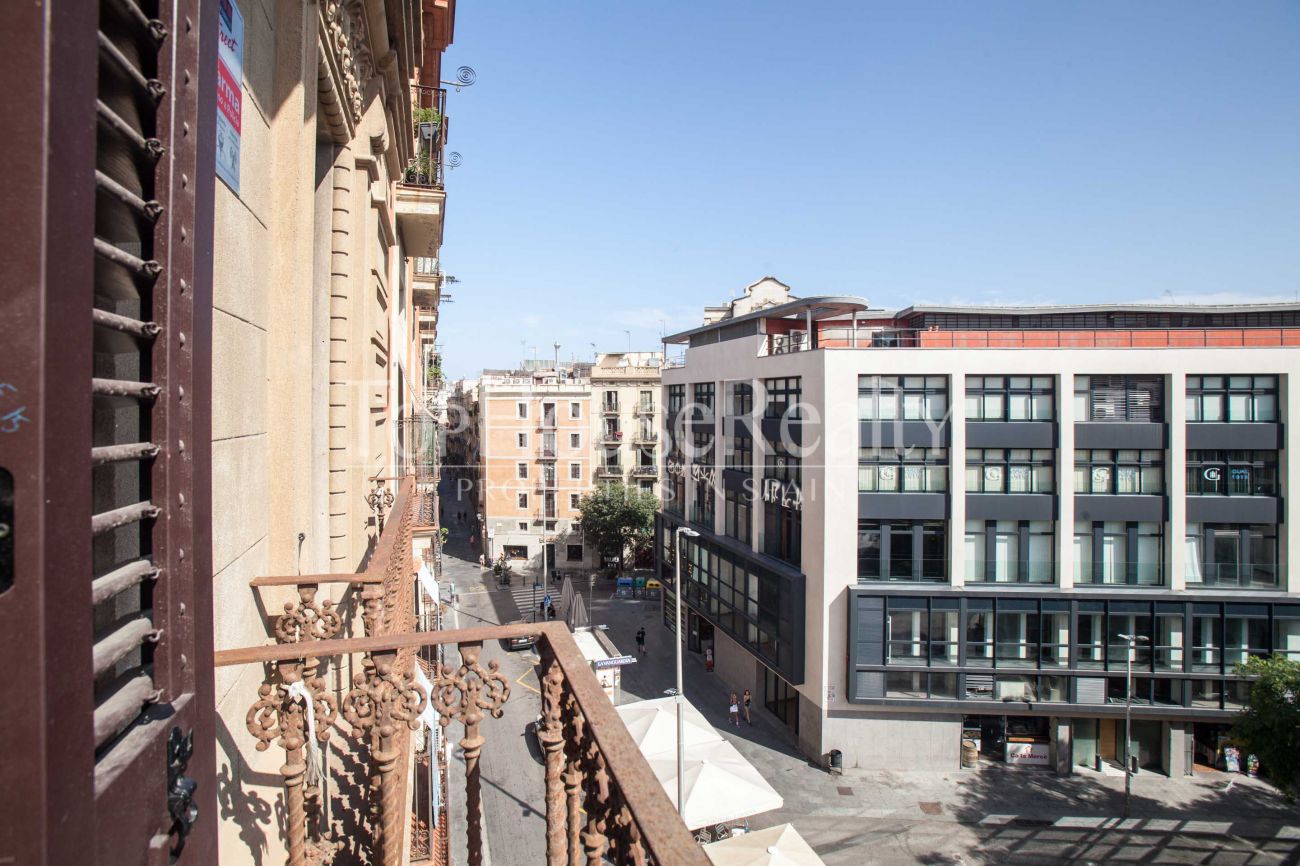 Эффектная квартира в величественном здании в самом центре Барселоны
