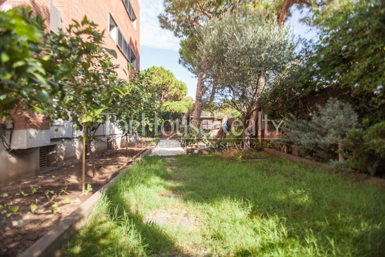 Квартира 100м² с двумя террасами и собственным садом в Гава Мар, Испания