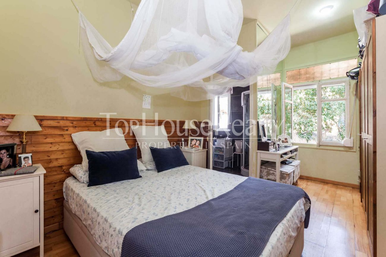 Потрясающий уютный дом с участком 584м² на пляже в Кастельдефельс, Коста Гарраф