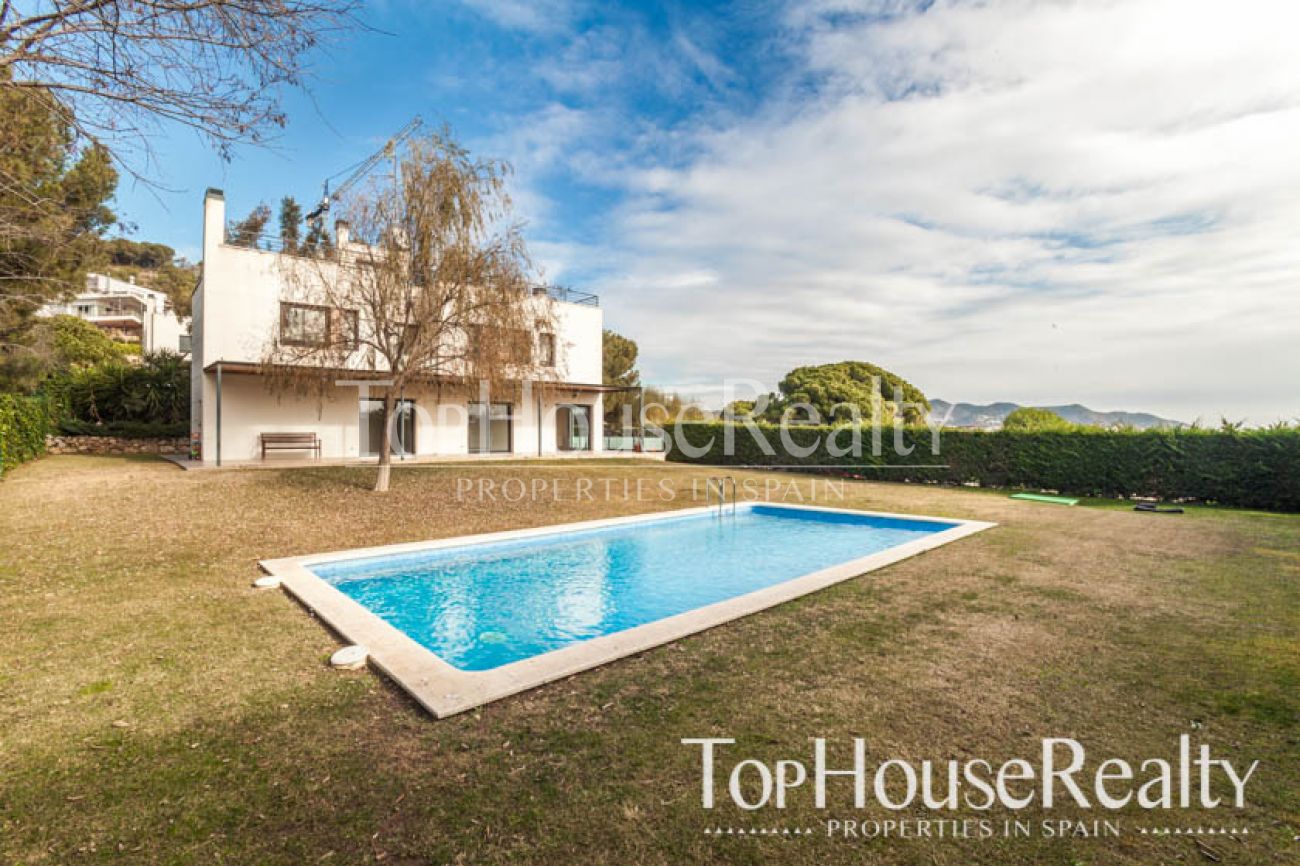 Дом 370м² с бассейном, садом и видами на горы, в городе Ситжес, Испания
