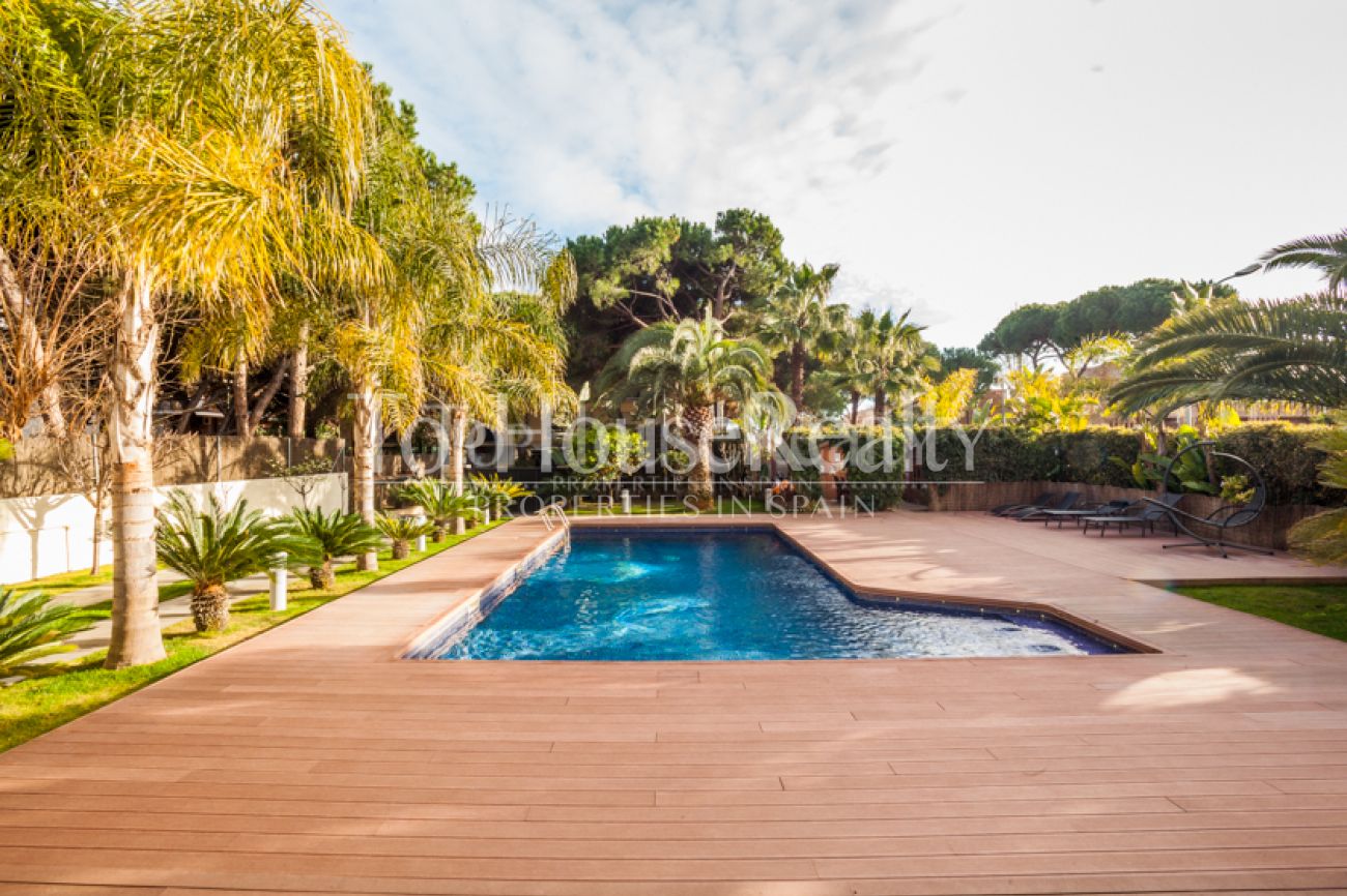 Роскошная вилла с бассейном и садом в 150 метрах от пляжа в Кастельдефельс, рядом с Барселоной