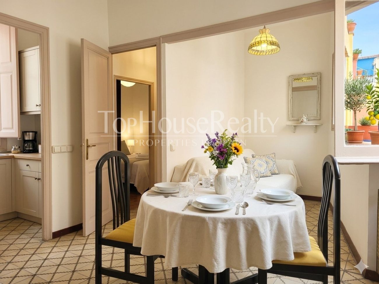 Квартира в Готическом квартале Барселоны — историческое здание и вид на церковь