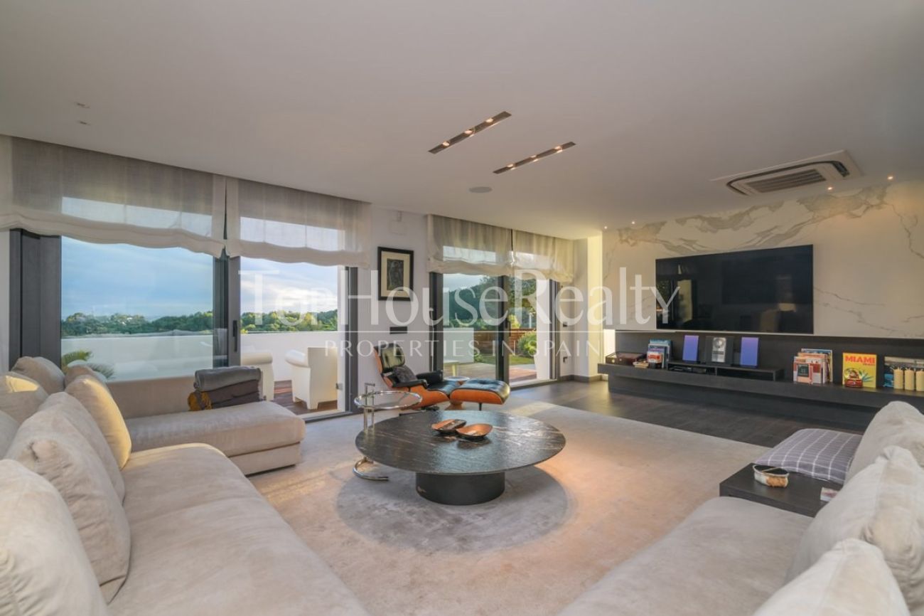 Элитная вилла в Sitges рядом с гольф-полем: эксклюзивная резиденция со спа-зоной и большим участком