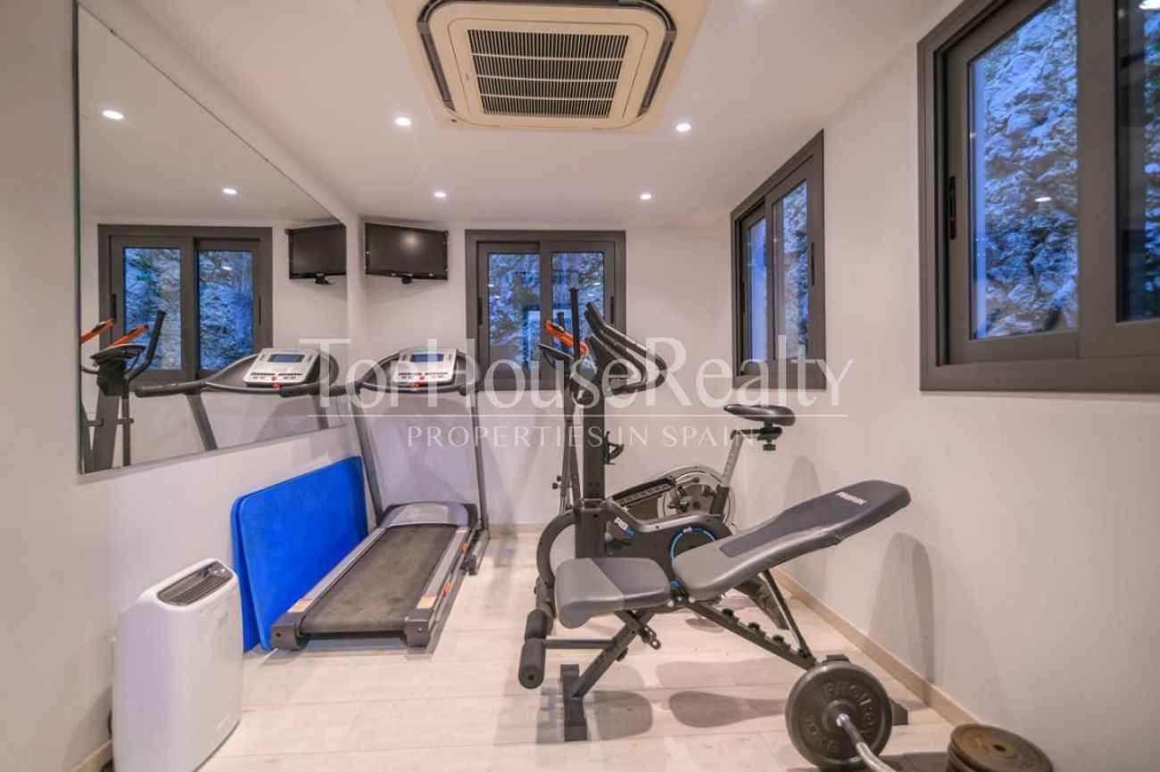 Элитная вилла в Sitges рядом с гольф-полем: эксклюзивная резиденция со спа-зоной и большим участком