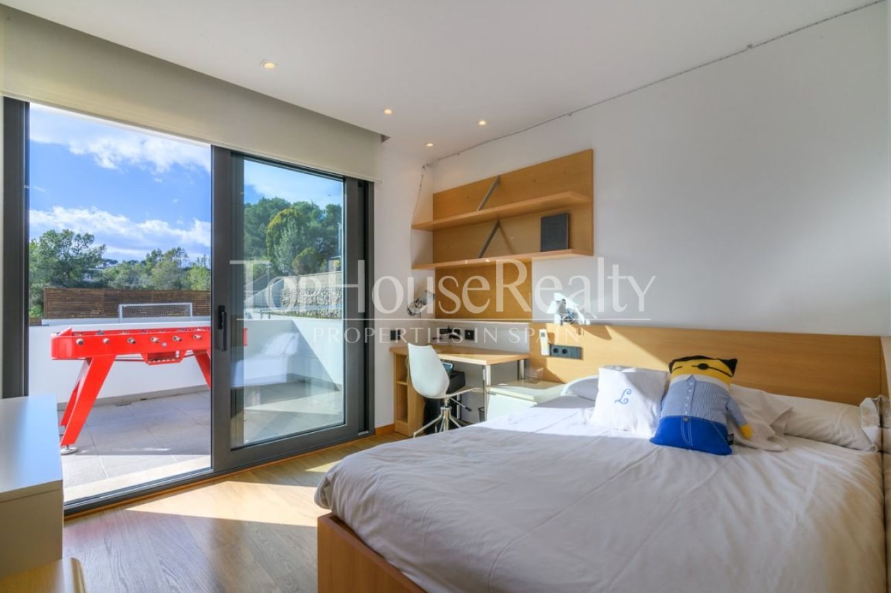 Элитная вилла в Sitges рядом с гольф-полем: эксклюзивная резиденция со спа-зоной и большим участком