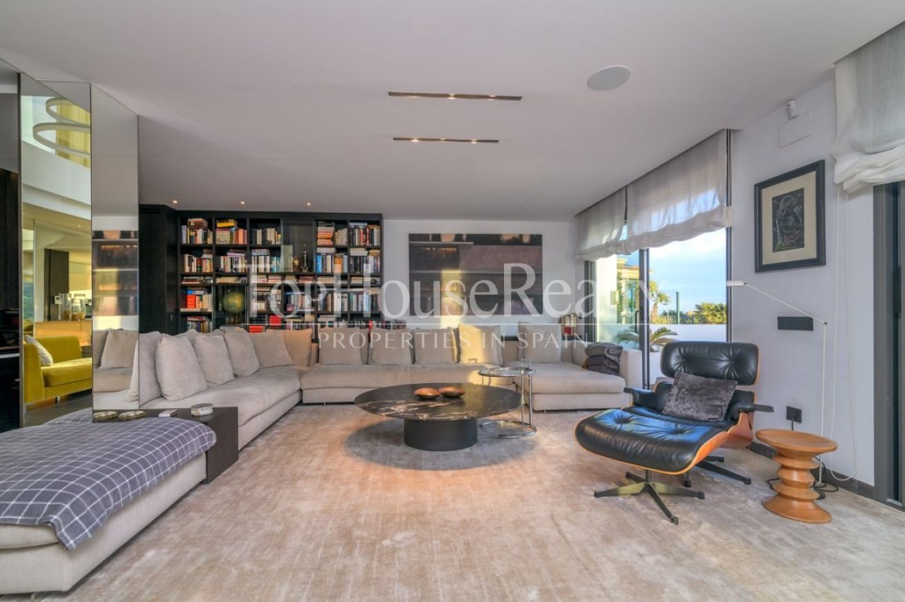 Элитная вилла в Sitges рядом с гольф-полем: эксклюзивная резиденция со спа-зоной и большим участком