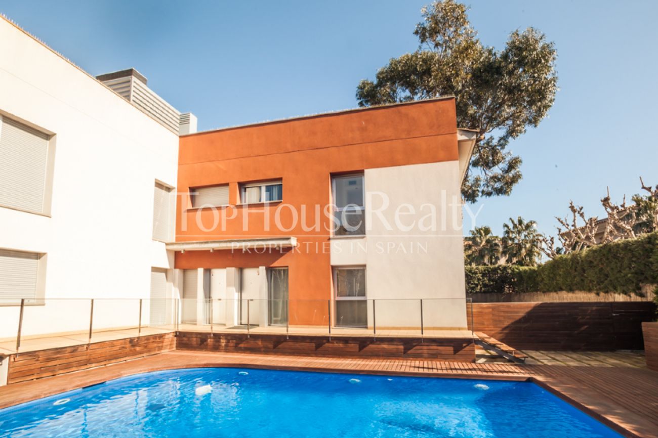 Таунхаус 160м² с бассейном и террасой всего в 100 м. от пляжа Сагаро, Испания