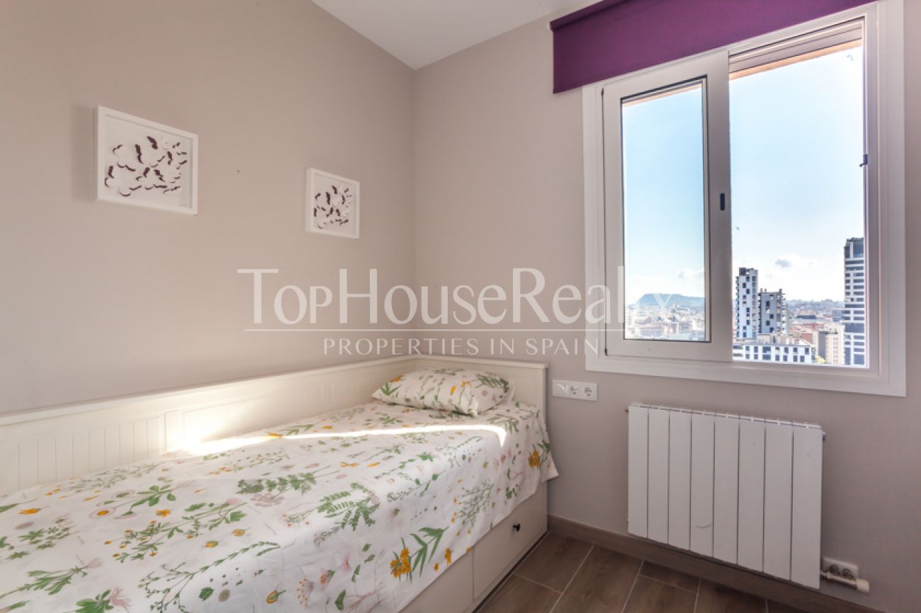 Квартира с панорамными видами на море и Барселону в аренду