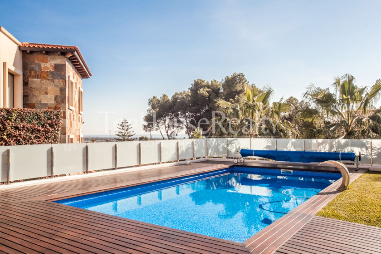 Большой дом класса люкс с бассейном в Кастельдефельс, Испания