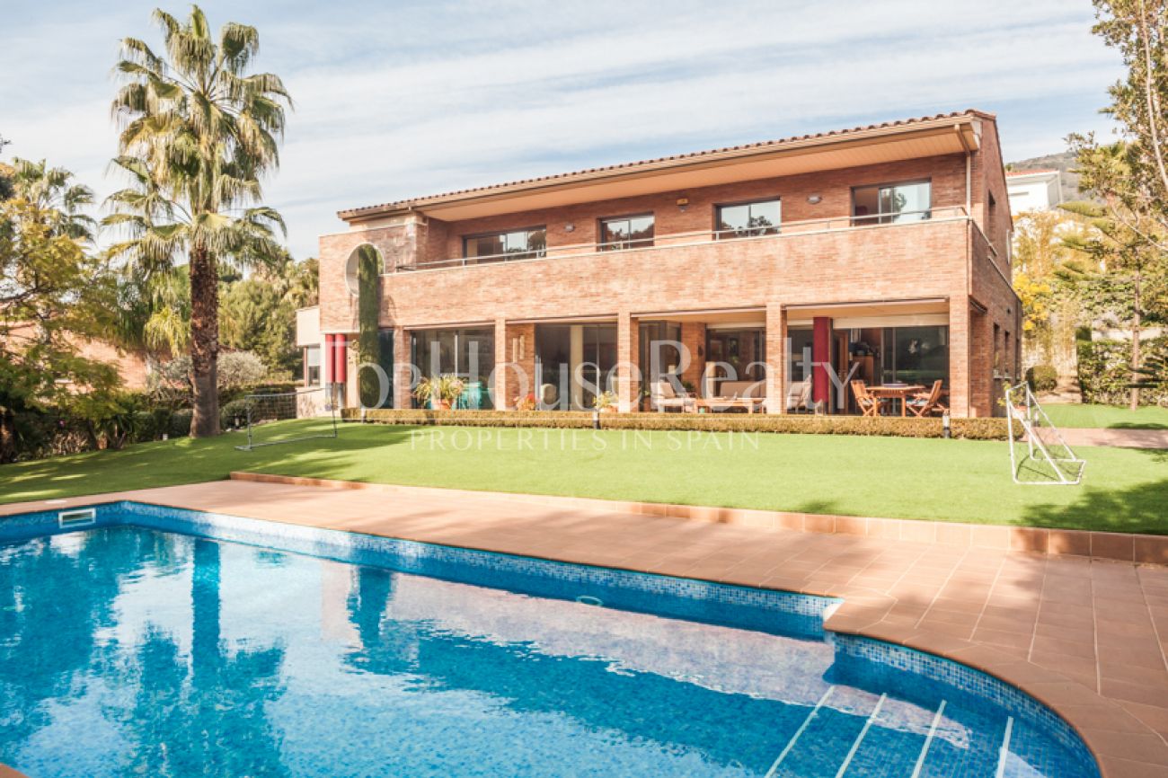 Большой дом с бассейном и садом в Тейа, недалеко от Барселоны, с эксклюзивным дизайном