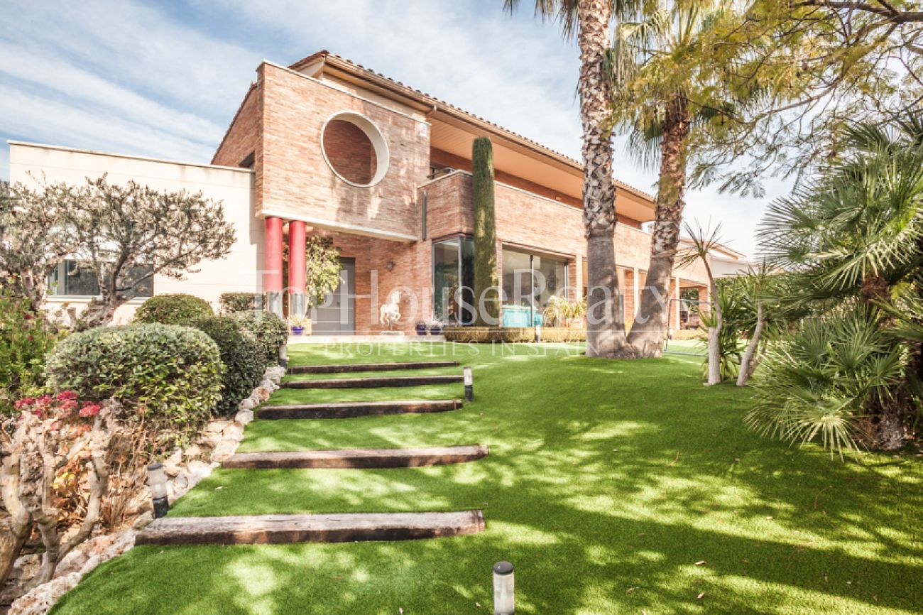 Большой дом с бассейном и садом в Тейа, недалеко от Барселоны, с эксклюзивным дизайном
