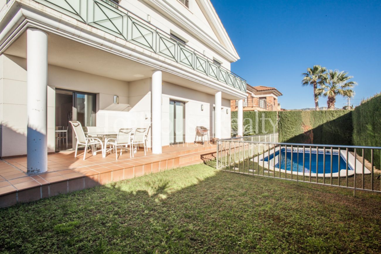 Большой дом рядом с морем, с бассейном и садом, в 30 минутах от Барселоны