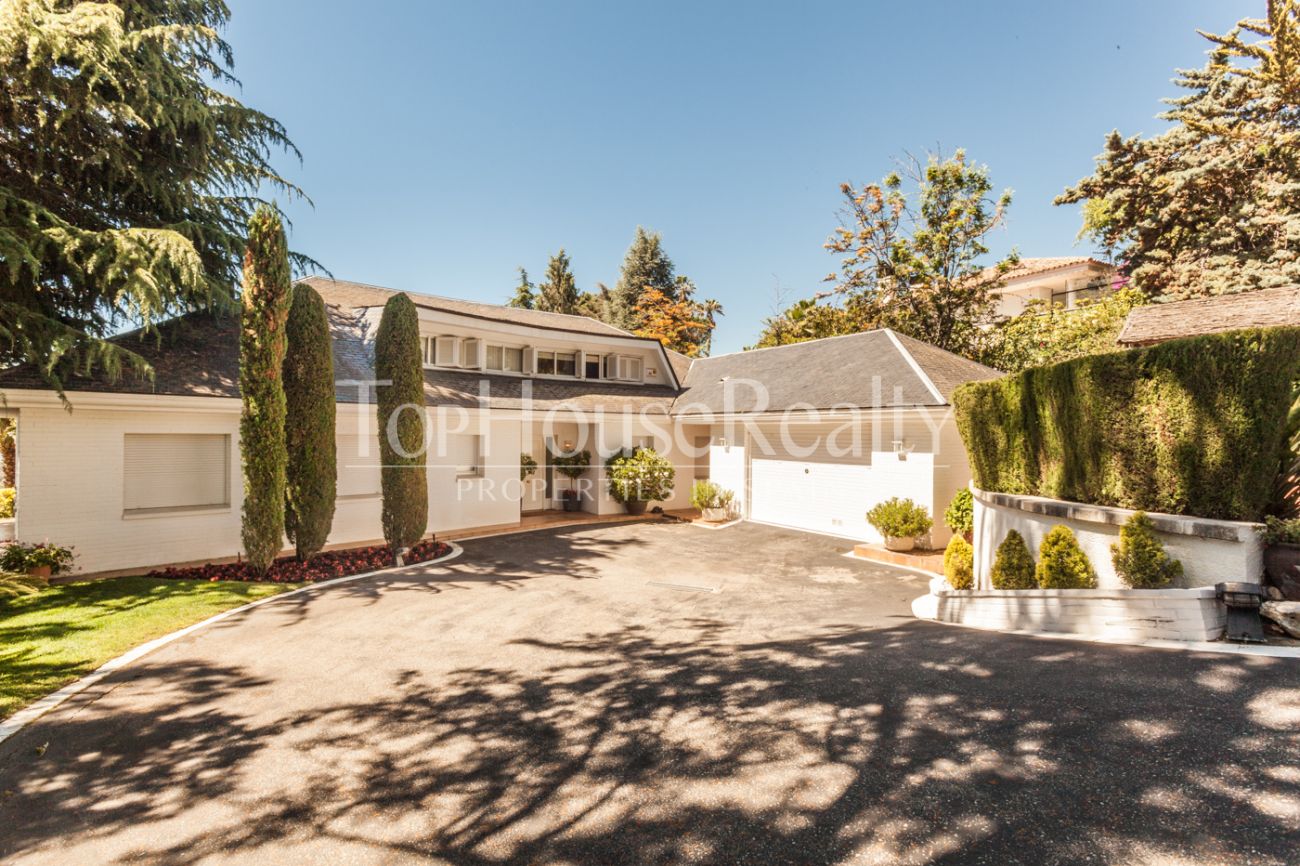 Потрясающий дом с садом, бассейном и гаражом в жилом комплексе класса люкс в Сан-Висенс-де-Монтальт