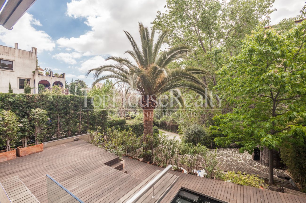 Большой эксклюзивный дом с садом, бассейном и красивыми видами в Барселоне