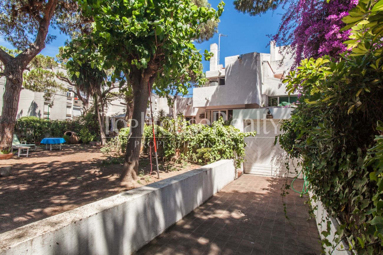 Дизайнерский дом с садом недалеко от пляжа в Гава Мар, Испания