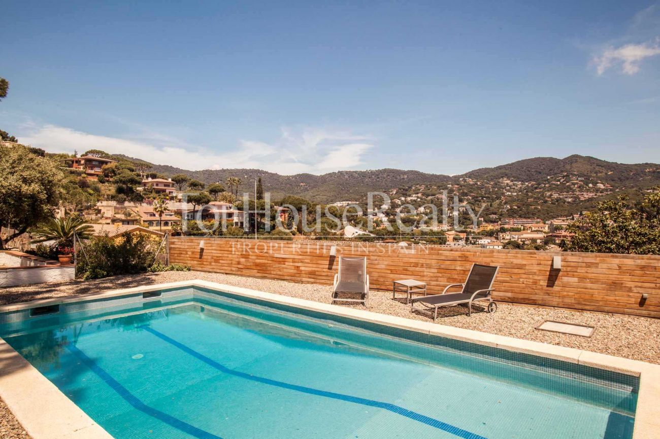 Уютный дом с бассейном, садом и видом на горы в Кабрильс, Испания