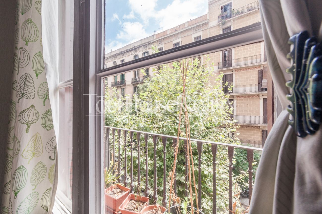 Прекрасный вариант квартиры с террасой для инвестиции в Барселоне