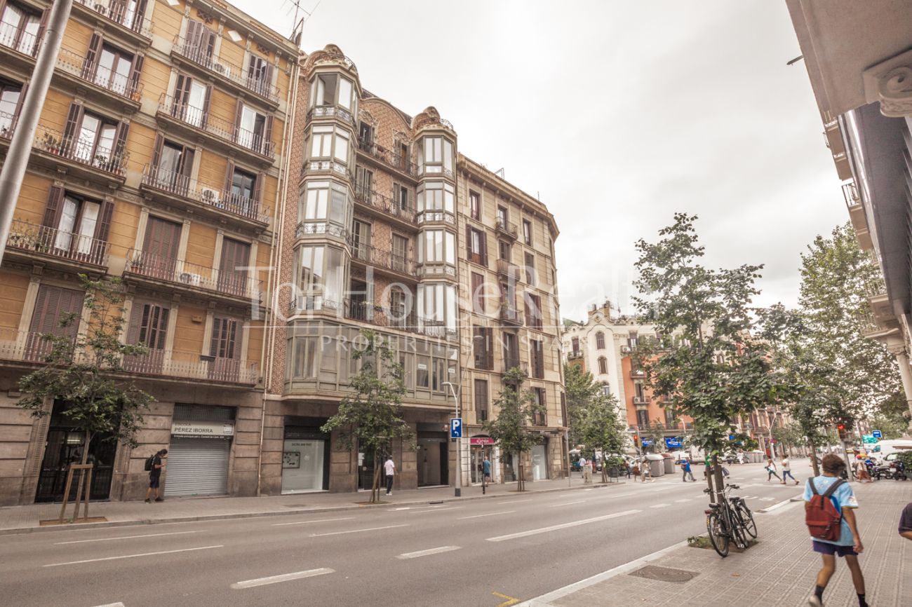 Апартаменты в величественном здании в центре Барселоны