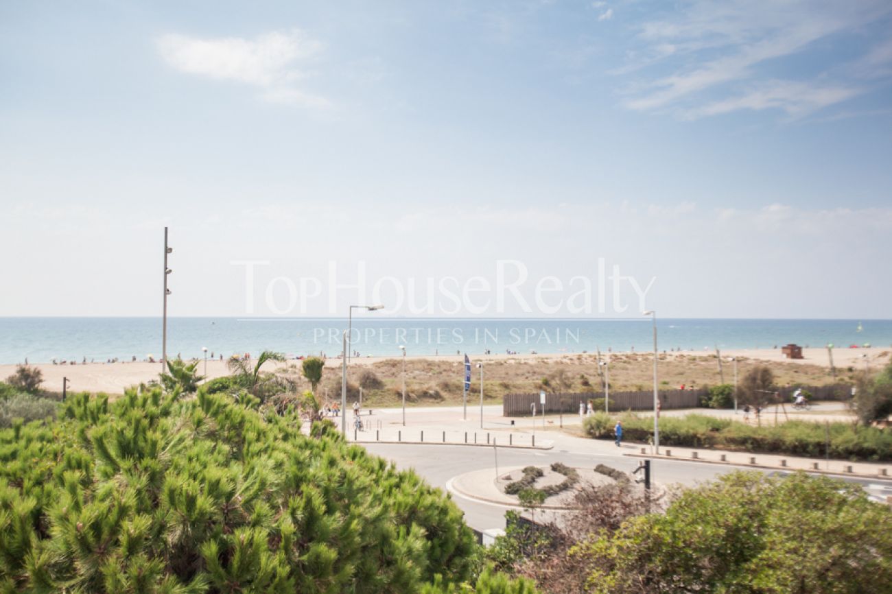 Потрясающий дом рядом с пляжем, с бассейном и видами на море в Гава Мар, Испания