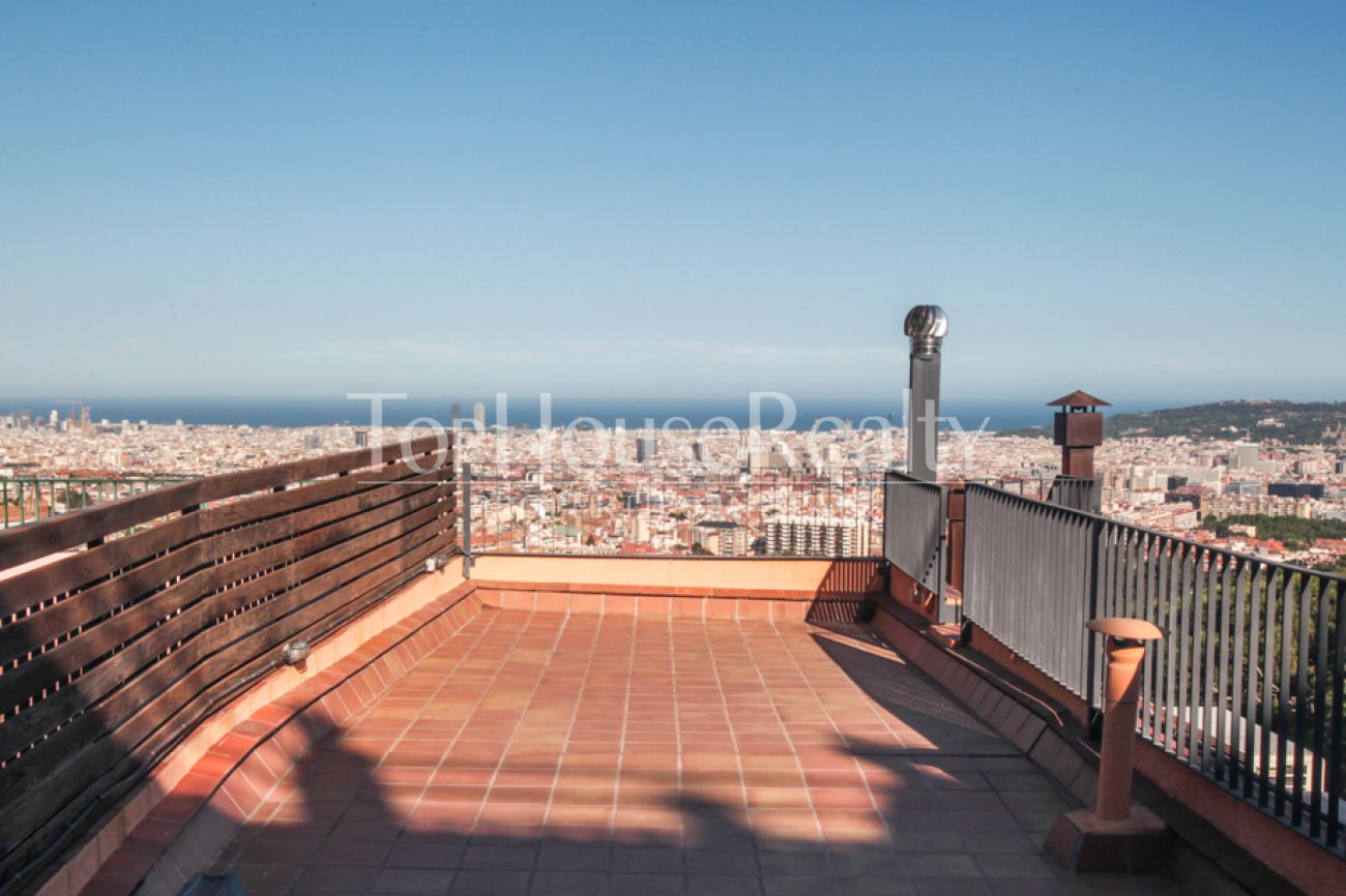 Уютный трехэтажный таунхаус с видом на море и Барселону