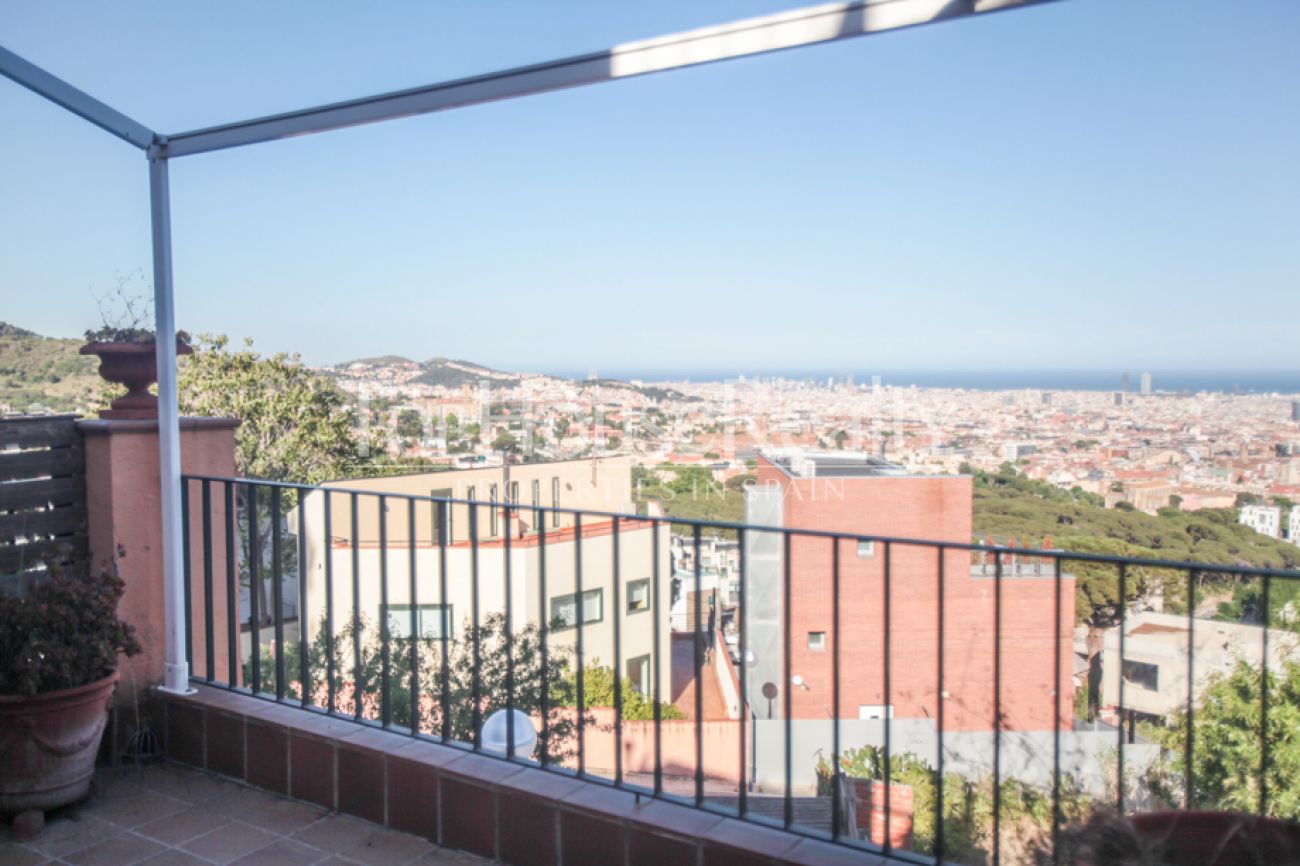 Уютный трехэтажный таунхаус с видом на море и Барселону