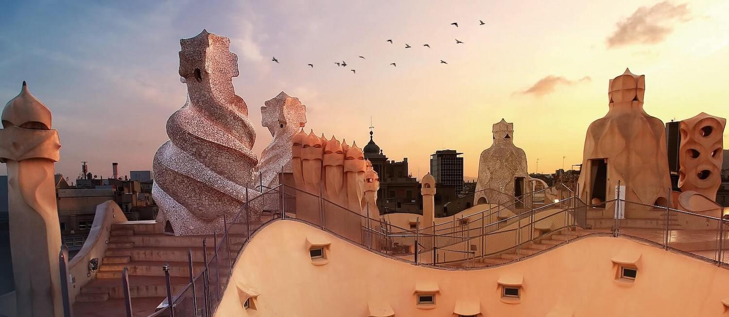 Терраса на крыше Каса Мила в Барселоне. Аренда помещений в агентстве элитной недвижимости в Испании.
