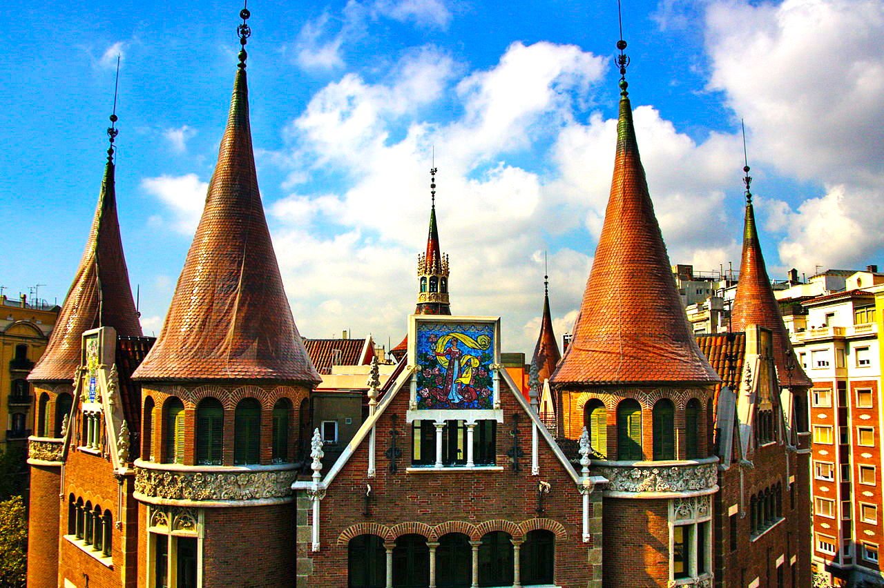 Крыша Casa de les Punxes в Барселоне. Купить элитную недвижимость в Испании, Top House Realty.